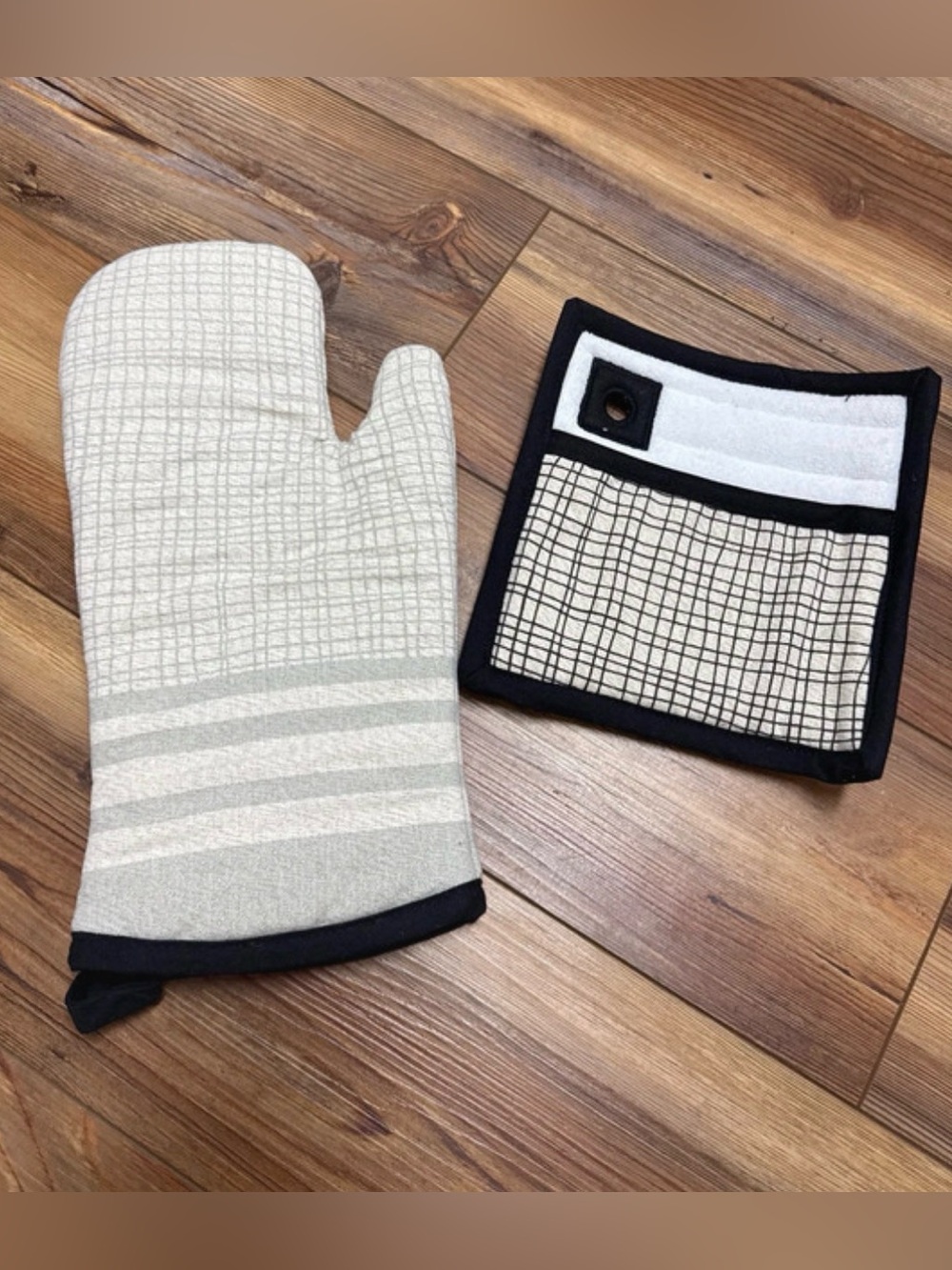 Thyme & Table Oven Mitt & Pot Holder